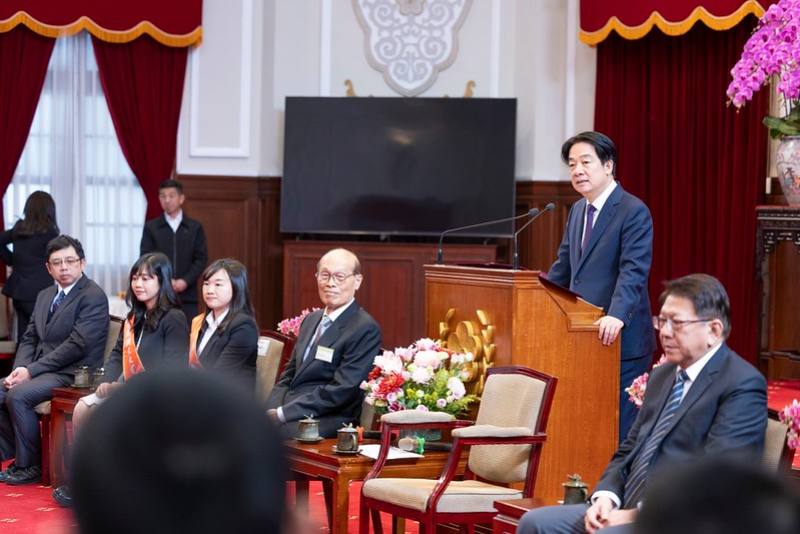 總統接見「『2024第十七屆崇越論文大賞』特優與優等論文得獎碩博士生及主辦單位代表」，並致詞(總統府提供)