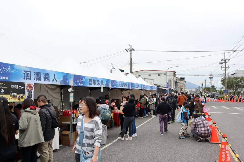 首頁 / 地方
相信音樂一路向東演唱會挺花蓮 縣府推超值農特產
2025/1/19 18:32（1/19 18:46 更新）
「Just Love It !一路向東」公益演唱會18、19日兩天在玉里鎮及花蓮市同步展開，花蓮縣政府特別匯集近50家在地優質商家在演唱會旁設攤，讓遊客能購足花蓮農特產品