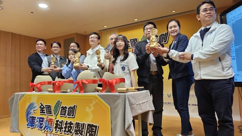 新北市教育局20日公開由鶯歌工商研發「庫泥燒科技製陶」創意課程，現場由鶯歌工商學生說明「庫泥燒」3D列印過程，打破傳統陶土迷思，運用長期沉積於石門水庫的無用淤泥為素材，轉化成為在地原生特色陶土，符合SDGs聯合國永續發展目標循環經濟概念。(中央社提供)