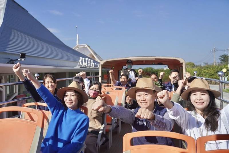 屏東縣長周春米（前左）20日搶先體驗搭乘「蛇來運轉185」雙層巴士，邀請民眾在春節連假期間前來欣賞沿山美麗風景、感受在地文化。（屏東縣政府提供）