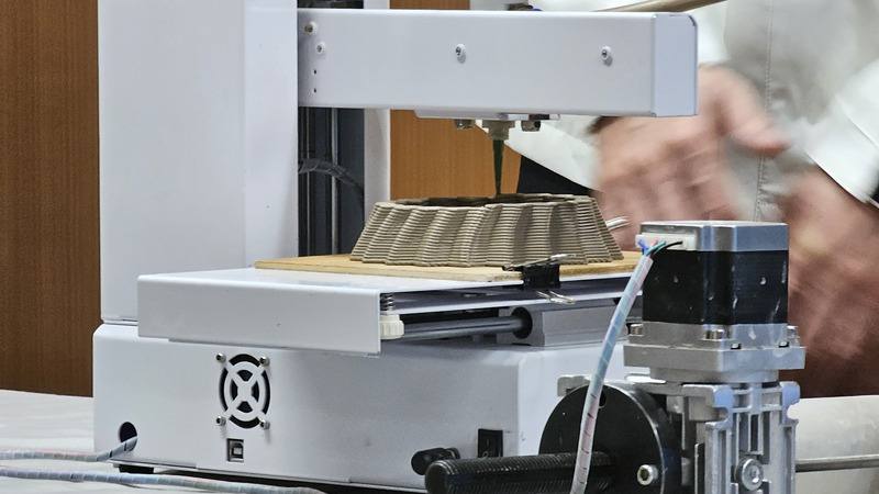 新北市鶯歌工商研發以石門水庫淤泥為材料，將傳統製陶工藝結合3D列印，打造出獨特「庫泥燒」，透過科技製陶應用，改變傳統捏陶繁瑣過程，為地方產業注入科技活力。(中央社提供)