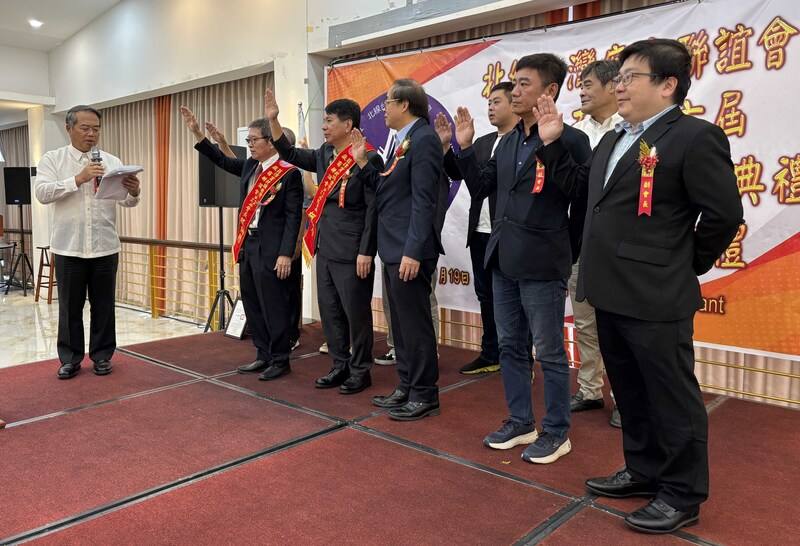 菲律賓北線台灣廠商聯誼會19日舉行第15、16屆幹部交接暨就職典禮，駐菲代表周民淦（左）為新一屆幹部監誓。(中央社提供)