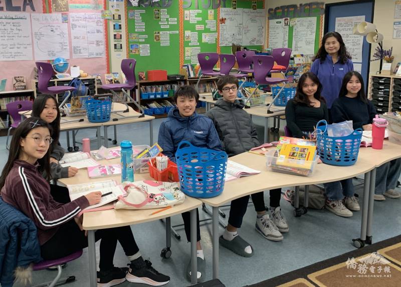 僑務促進委員暨高中班任課教師高淑芬與學生於教室合影