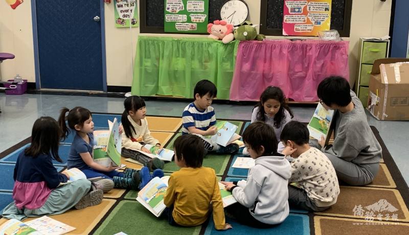 教師鄭語涵在幼兒園班複習生字