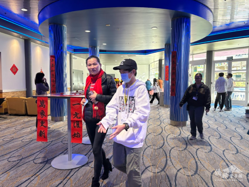 FASCA SD member explained the event to the guest while walking to the theater together