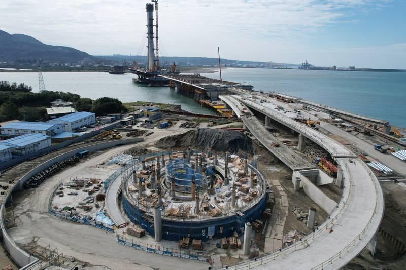 淡江大橋目前工程進度逾77%，預計可在114年底如期完工，115年3月通車，將成為台灣新地標。圖為興建中的淡江大橋行控管理中心。(中央社提供)