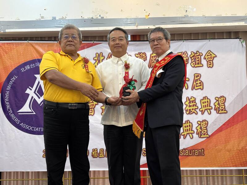 菲律賓北線台灣廠商聯誼會19日舉行第15、16屆幹部交接暨就職典禮，卸任會長黃習忠（左）將印信交給新任會長莊炳陽（右），駐菲代表周民淦（中）監交。(中央社提供)