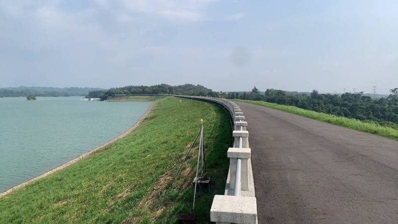 嘉義縣大埔鄉21日凌晨發生芮氏規模6.4地震，農業部農田水利署表示，經觀測農業水庫震度，震度5弱有烏山頭水庫，第一時間已啟動農田水利設施安全緊急巡檢作業，目前農業水庫及埤塘都無受損且正常運作。圖為烏山頭水庫。（農水署提供）