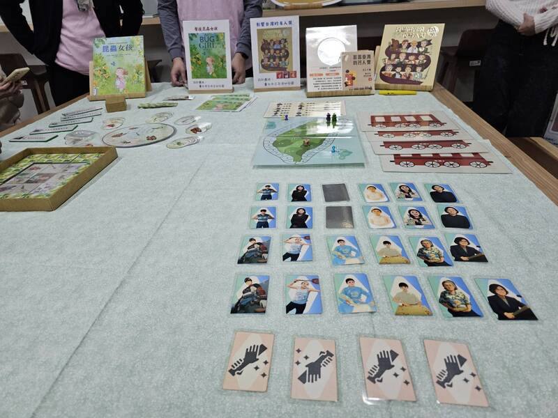 台北市教育局推動性平桌遊融入幼兒園課程，「聲援昆蟲女孩」與「影響台灣的名人獎」2套桌遊，將普發到700多所公私立幼兒園。(中央社提供)