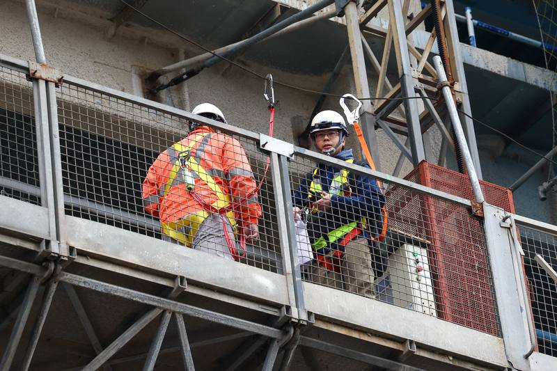 圖為勞檢員在新北市土城區一處工地執行勞檢。（中央社檔案照片）