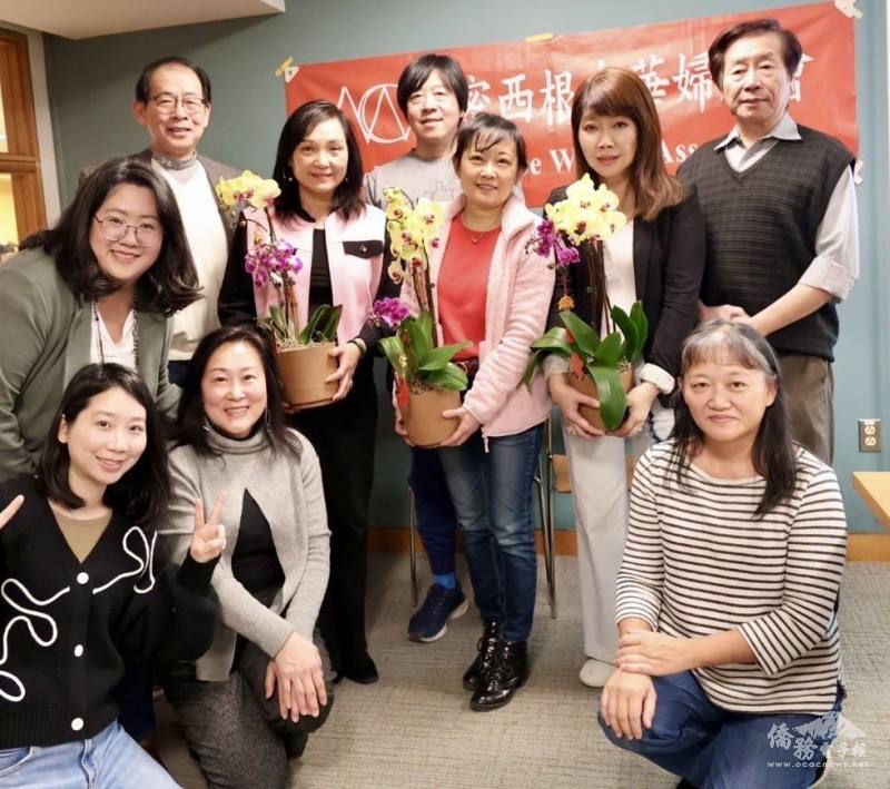 婦女會理事們與主講人合影