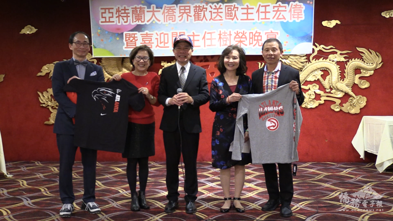 美東南區四位僑務委員致贈歐宏偉亞城職業球隊的球衣及帽子(左起：陸復泰、陳可徵、歐宏偉、范琪君及張崧軒)