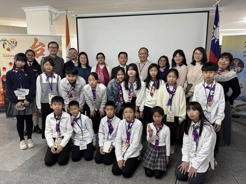 新竹縣東興國小15個小朋友在老師帶領下到印度交流，成為第一個到印度的國小訪團。(中央社提供)