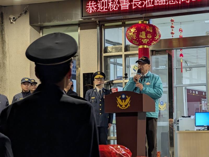 金門縣警察局與全台同步執行為期15天的「114年加強重要節日安全維護工作」，縣府秘書長呂清福（持麥克風者）20日晚間至金城分局致贈春節慰問金及慰問品。(中央社提供)