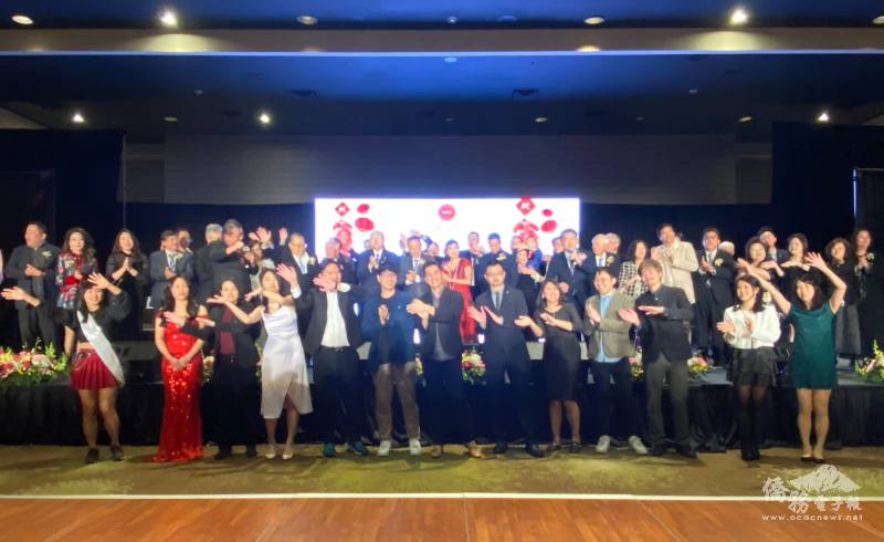 洛杉磯臺美商會與青商部代表一同歡唱〈你是我的兄弟〉