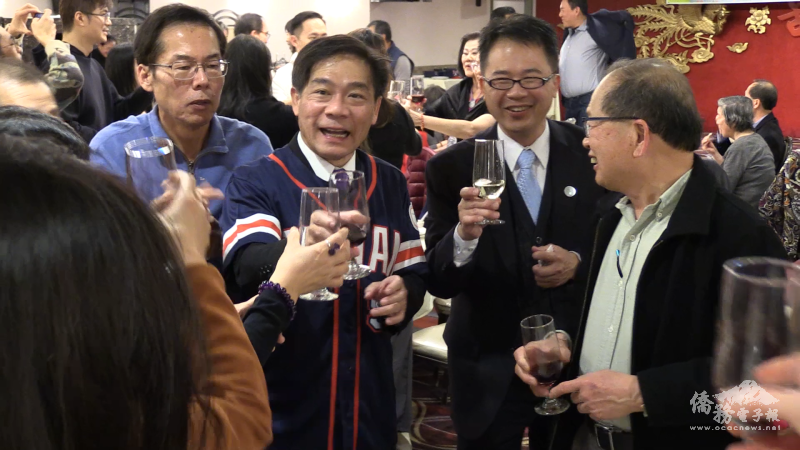 歐宏偉及閻樹榮逐桌向僑團及僑胞致意