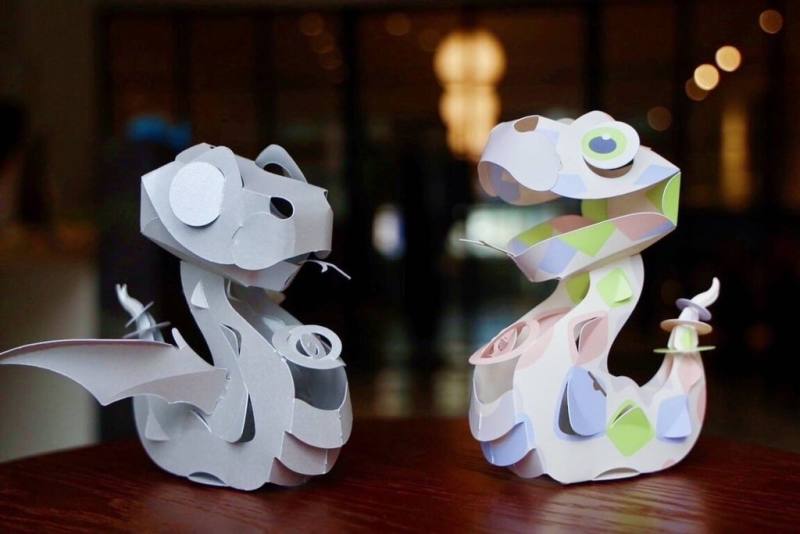 新竹縣竹北市公所邀請紙藝家洪新富為竹北市設計「銀翼之蛇」及「遙光彩蛇」2款紙雕作品，做成2025年限量提燈，後續將公布提燈索取方式。（竹北市公所提供）