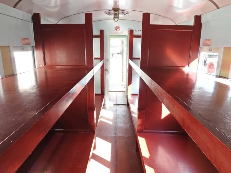 台鐵早年曾有一列提供臥鋪的車輛，非常受歡迎，已退役40多年，台鐵重新整理修復後，20日首次在台北車站東二門廣場展示。（台鐵提供）