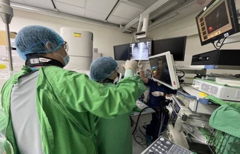 72歲婦人罹患肝癌，且因肝硬化併發胃靜脈曲張，於住院期間發生大規模吐血。三軍總醫院創全台首例，成功利用內視鏡超音波技術進行精準定位，阻斷胃靜脈曲張達成止血，婦人已順利出院。（三軍總醫院提供）