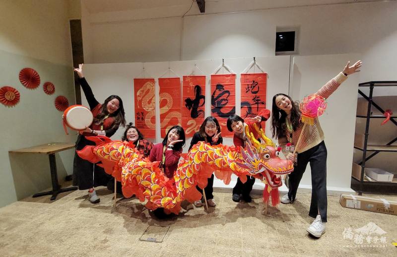 「玩中文」校長陳盈慈(左一)表示「讓中華文化在海外生根發芽，並促進臺灣與英國之間的文化交流」，是玩中文努力實踐的目標（玩中文提供）