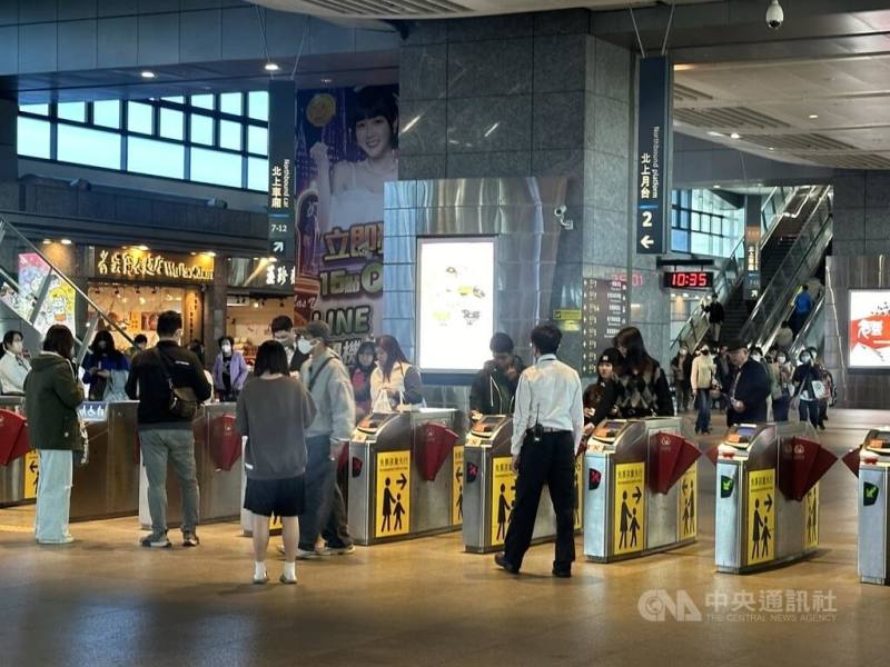 春節9天連假即將到來，高鐵公司統計，114年春節疏運，最高運量落在初三、初四，將聯合台鐵、國道客運，啟動跨運具聯防運輸機制。(中央社提供)