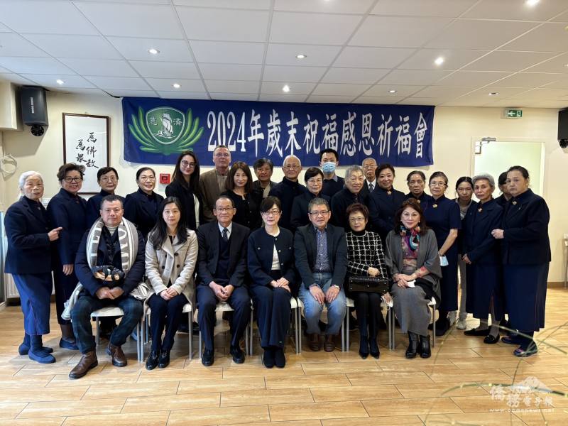 郝培芝與慈濟志工合影