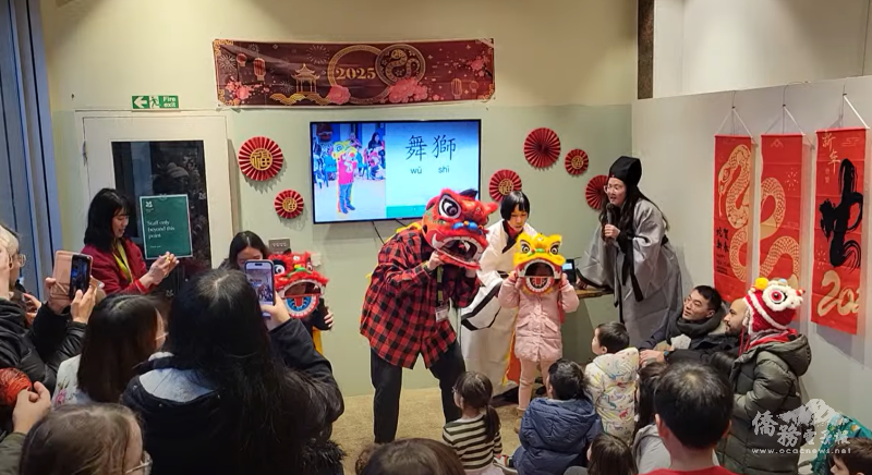 舞獅體驗與互動式話劇《年獸的故事》，將沈浸式學習帶入活動中，讓學生與家長一同體驗臺灣文化魅力。（玩中文提供）