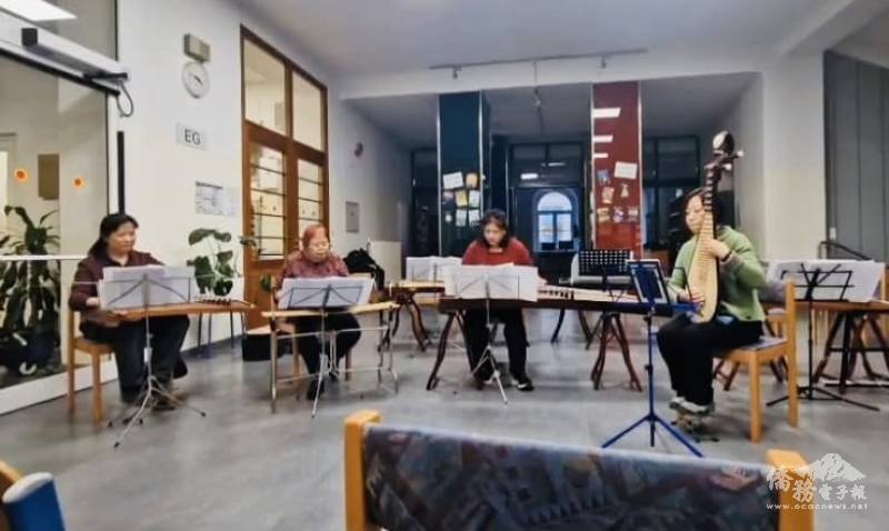 彈撥班學員專注演奏傳統樂器，為觀眾展現國樂的獨特魅力