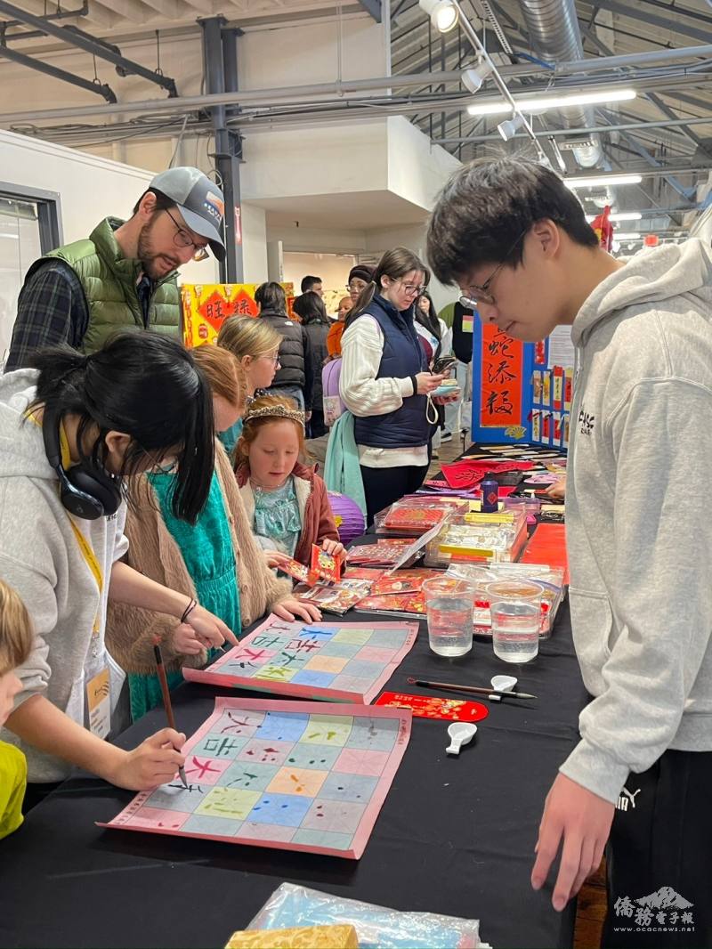 FASCA 洛麗分會學員們教小朋友寫中文字