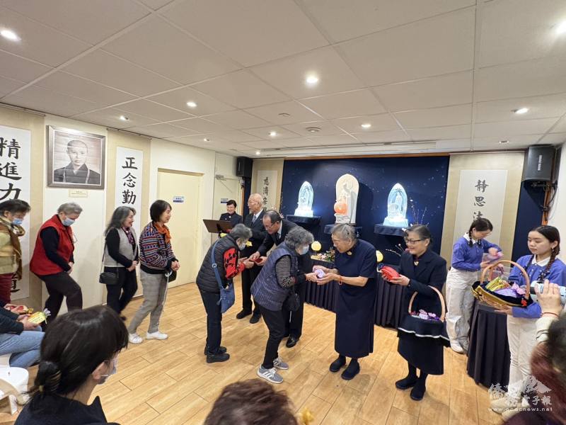 活動負責人黃行德代表發送福慧紅包