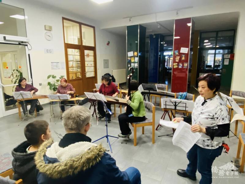 僑校彈撥班在老師王蓂的指導下，為聽眾帶來富含歷史背景的精彩曲目