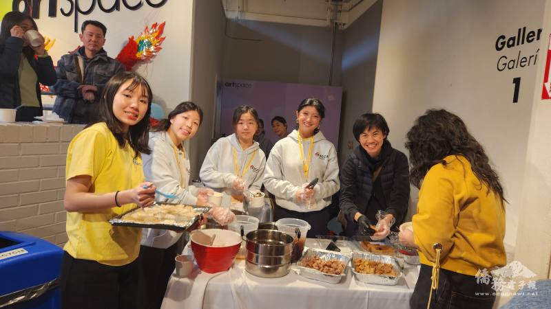 FASCA 洛麗分會學員和家長們，介紹年糕、蘿蔔糕、芋園、湯圓及紅豆湯给與會群眾品嚐