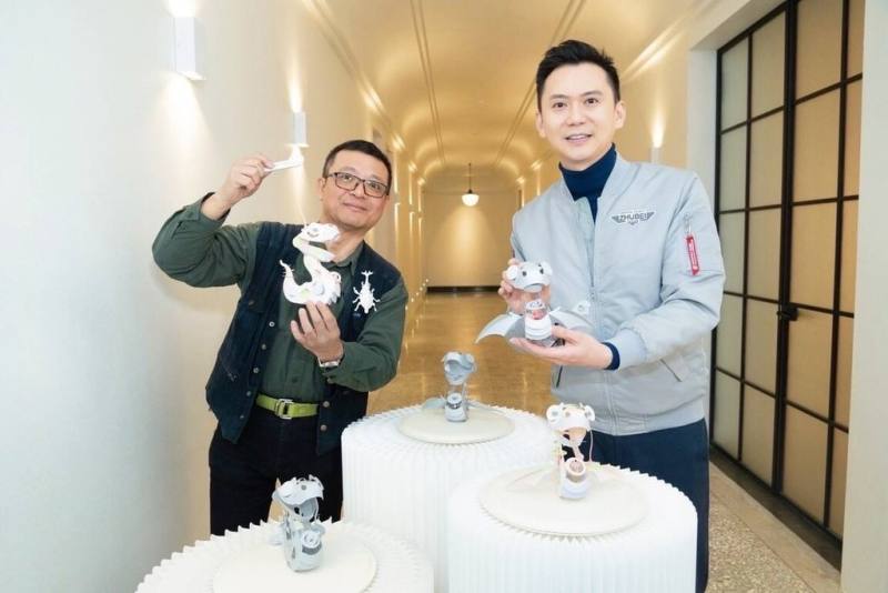 新竹縣竹北市公所邀請紙藝家洪新富（左）為竹北市設計「銀翼之蛇」及「遙光彩蛇」2款紙雕作品，做成2025年限量提燈。右為竹北市長鄭朝方。（竹北市公所提供)