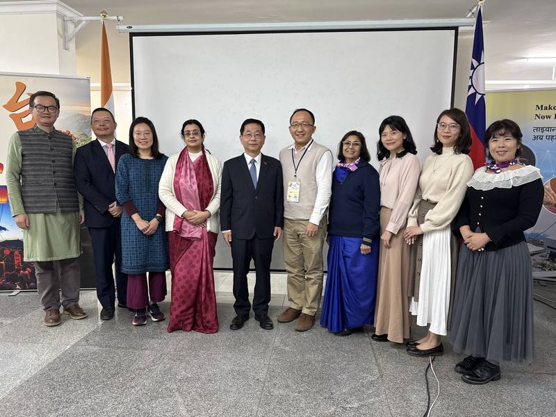 新竹縣東興國小4名老師帶領小朋友到印度交流，獲駐印度代表葛葆萱（左5）接見。(中央社提供)
