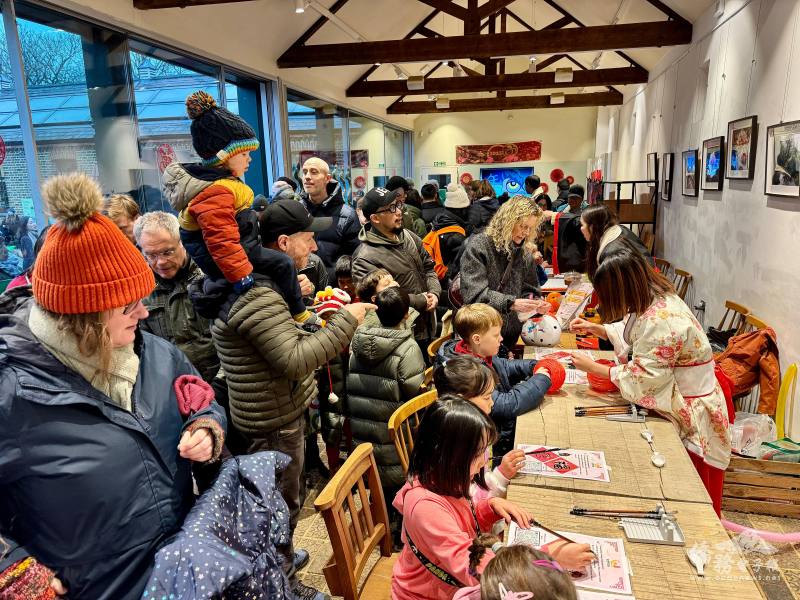 活動設有多個親子互動區域，包括傳統投壺、踢毽子等遊戲，書法春聯和燈籠繪畫工作坊也吸引了大批參與者。（玩中文提供）