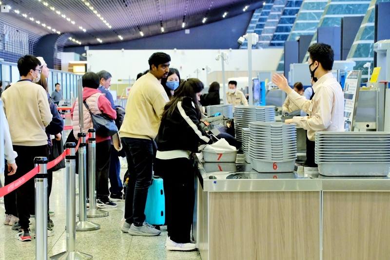 內政部警政署航空警察局22日提醒出境旅客，行動電源、打火機、電子煙勿託運，隨身行李攜帶的液體不得超過100毫升，並請先取出筆電、手機、脫外套、帽子及皮帶等裝備放入置物盒內受檢，以加速安檢作業。(中央社提供)