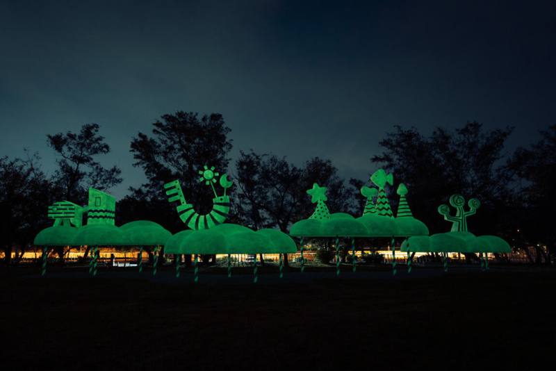 大鵬灣國家風景區管理處為推動永續環保，在青洲灣打造全台首座不用電就能發光的大型夜光雕塑「雲光島」，透過吸收太陽光能，達到永續環境目標。（鵬管處提供）