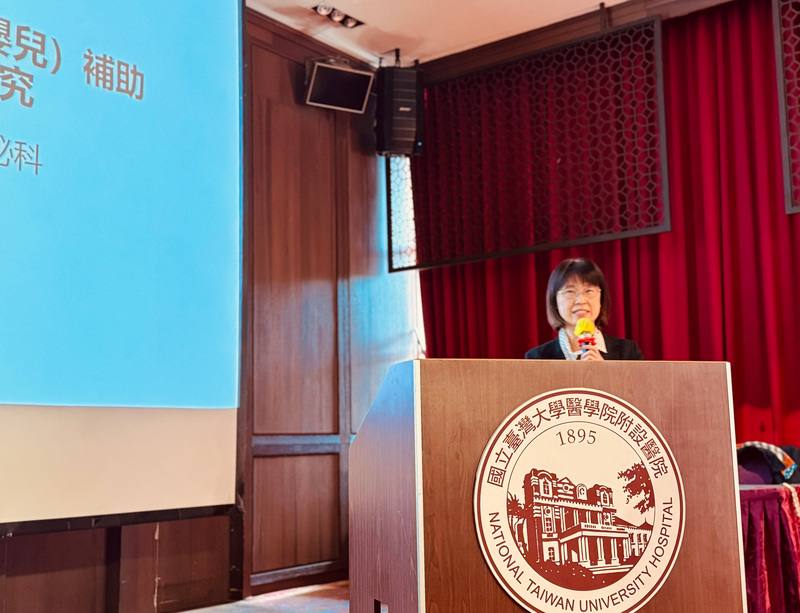 政府2021年擴大不孕症治療補助，台大醫院婦產部生殖醫學中心主任陳美州（圖）與台北醫學大學教授嚴明芳組成研究團隊，針對這項政策估算投資報酬率，21日公布結果，人工生殖的每名寶寶終身貢獻總稅收達新台幣726萬元，每1元補助的投報率達21.87倍，顯見是值得繼續推動的催生政策。(中央社提供)