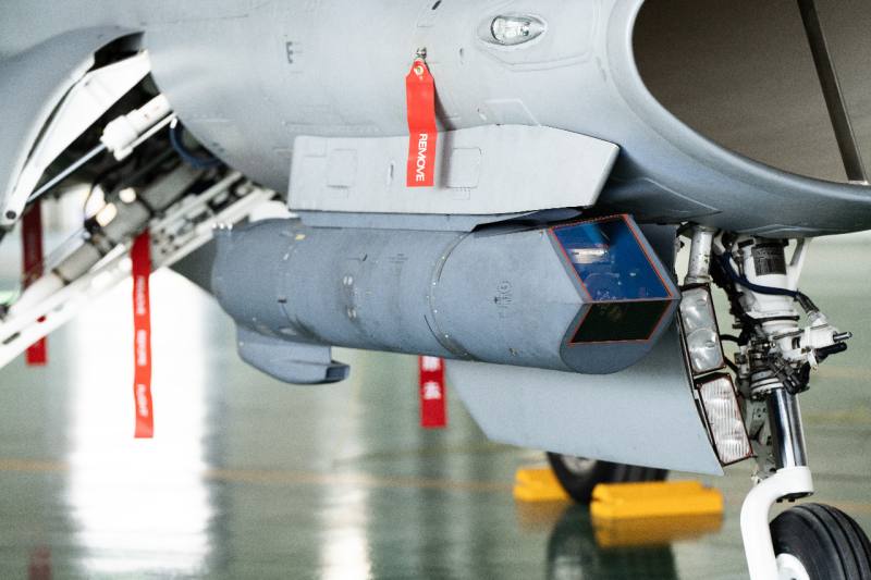 我國空軍向美採購的AN/AAQ-33狙擊手莢艙，21日首次在國人面前亮相。(央廣提供)