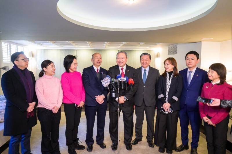 立法院長韓國瑜率跨黨派立委赴美參加美國總統川普就職典禮，結束後返回飯店，向媒體分享此次代表團出席川普就職相當成功。(立法院提供)