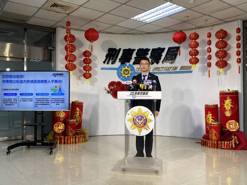 警政署刑事局22日舉行記者會，科技犯罪防制中心主任林建隆（圖）表示，為快速返還被害人遭詐騙款項，刑事局與國內4家加密貨幣交易所公私協力，首波行動可返還32名被害人共新台幣1113萬餘元。(中央社提供)