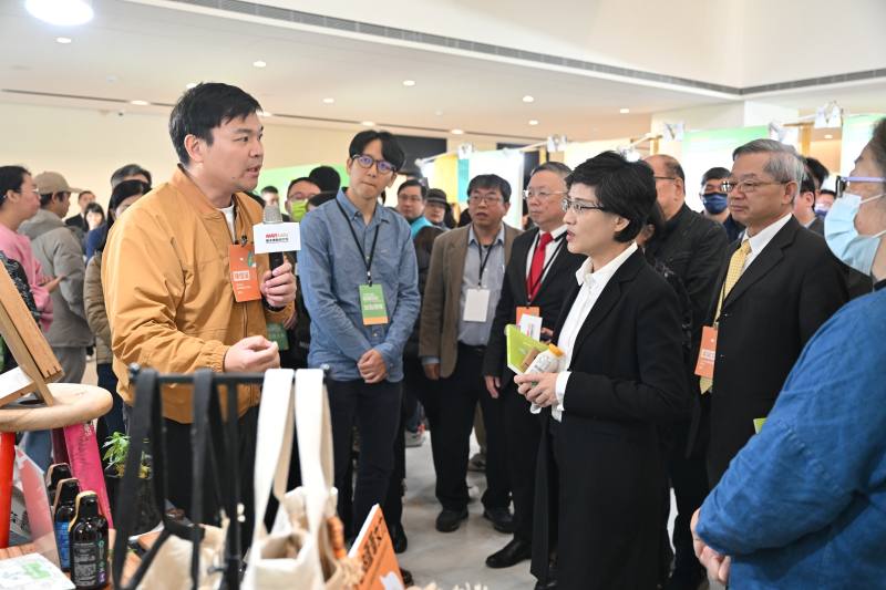 行政院鄭麗君副院長(右三)、國科會吳誠文主委(右二)參觀現場攤位，了解113年度淨零沙盒實驗的進展與成果。(國科會提供)