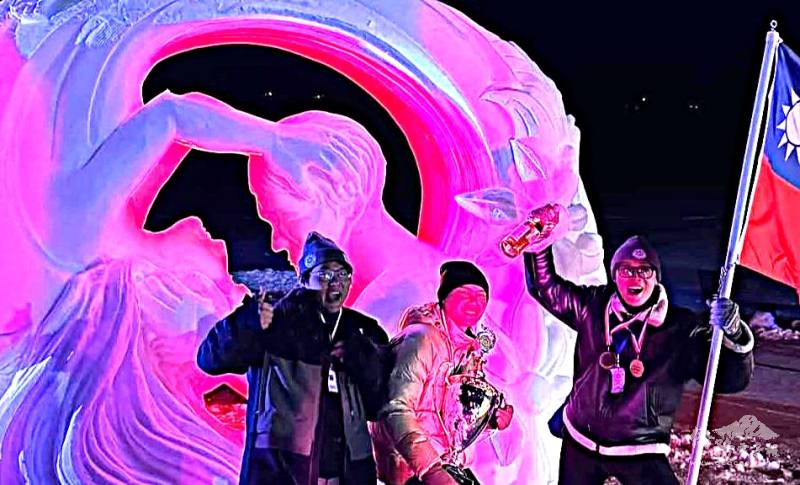 臺灣選手興高采烈地手握國旗、獎盃、獎牌與他們的得獎作品合影