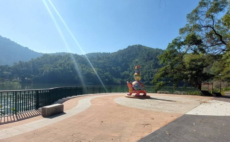 南投縣政府整修改善埔里鯉魚潭風景區，預計春節開放環潭步道、鯉魚穴等設施，也特別邀請藝術家以埔里鎮特產、景點、昆蟲和花木為元素，形塑象徵平安、長壽的神獸藝術品「平安龜」。（南投縣政府提供）