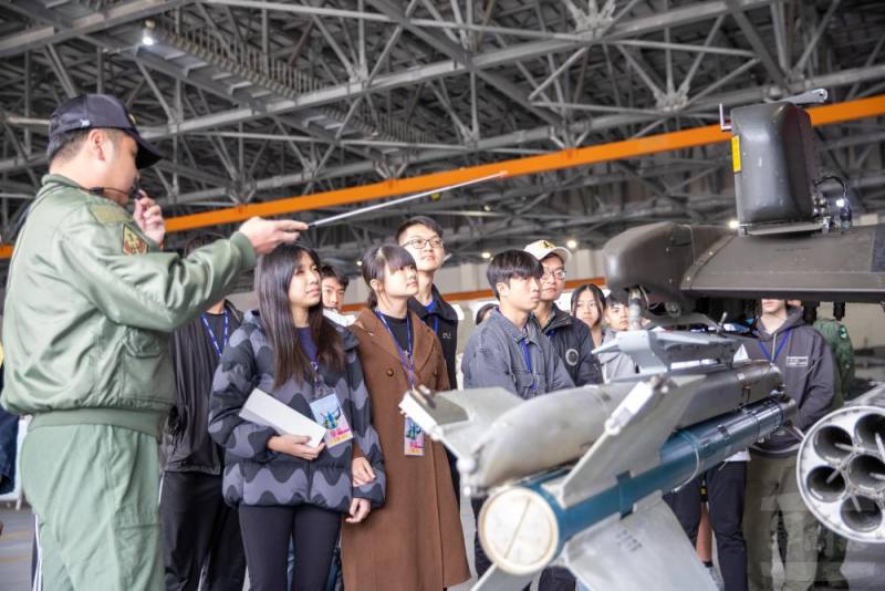 黑鷹體驗營由飛行員說明AH-1W直升機簡介。（軍聞社提供)