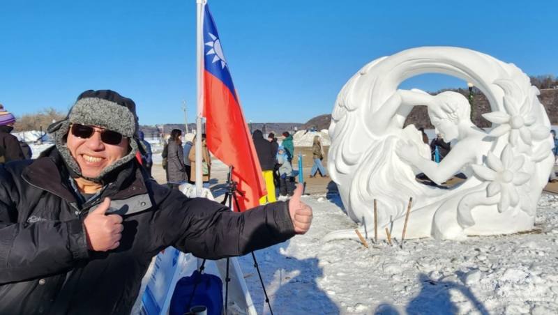 明州榮光會會長陳迺杰與國旗和臺灣隊作品合影