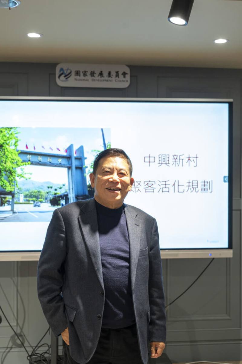 國發會主委劉鏡清介紹南投中興新村轉型成果，說明國發會運用中興新村原有建物，作為地方創生育成村多功能場域。（國發會提供）