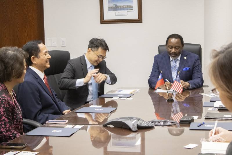 戴明斯於會議桌上擺放兩國國旗，象徵臺美深厚友誼