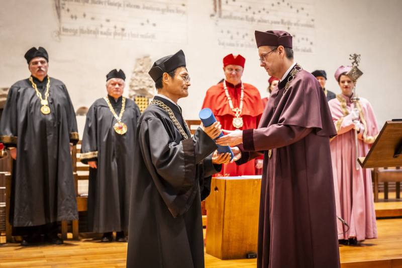 台灣科技大學電子工程系教授陳伯奇自去年9月起應邀在捷克理工大學擔任訪問教授，專精於半導體與類比IC設計領域，並開設相關課程。（捷克理工大學提供）