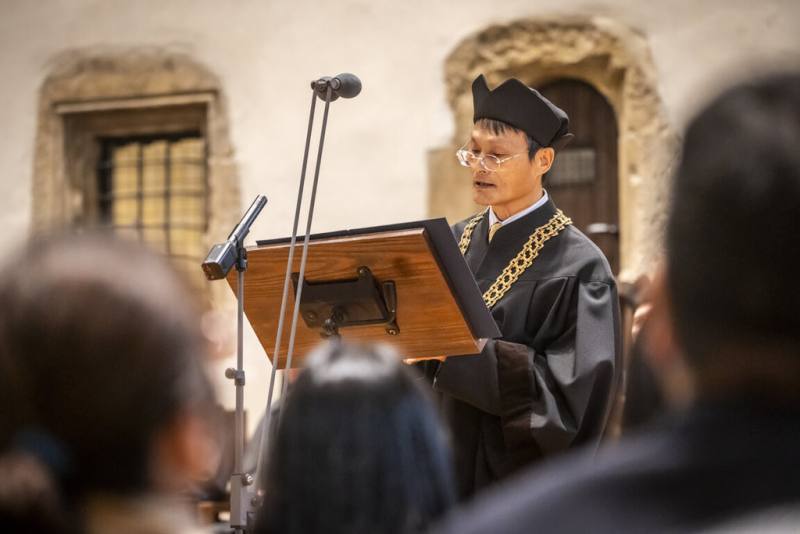 灣科技大學電子工程系教授陳伯奇獲捷克理工大學頒予的榮譽博士學位，是全台第一位獲得此殊榮的學者。（捷克理工大學提供）